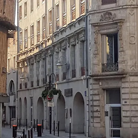 Apartmán T1 Bis - Centre Historique-tres Calme-terrasse